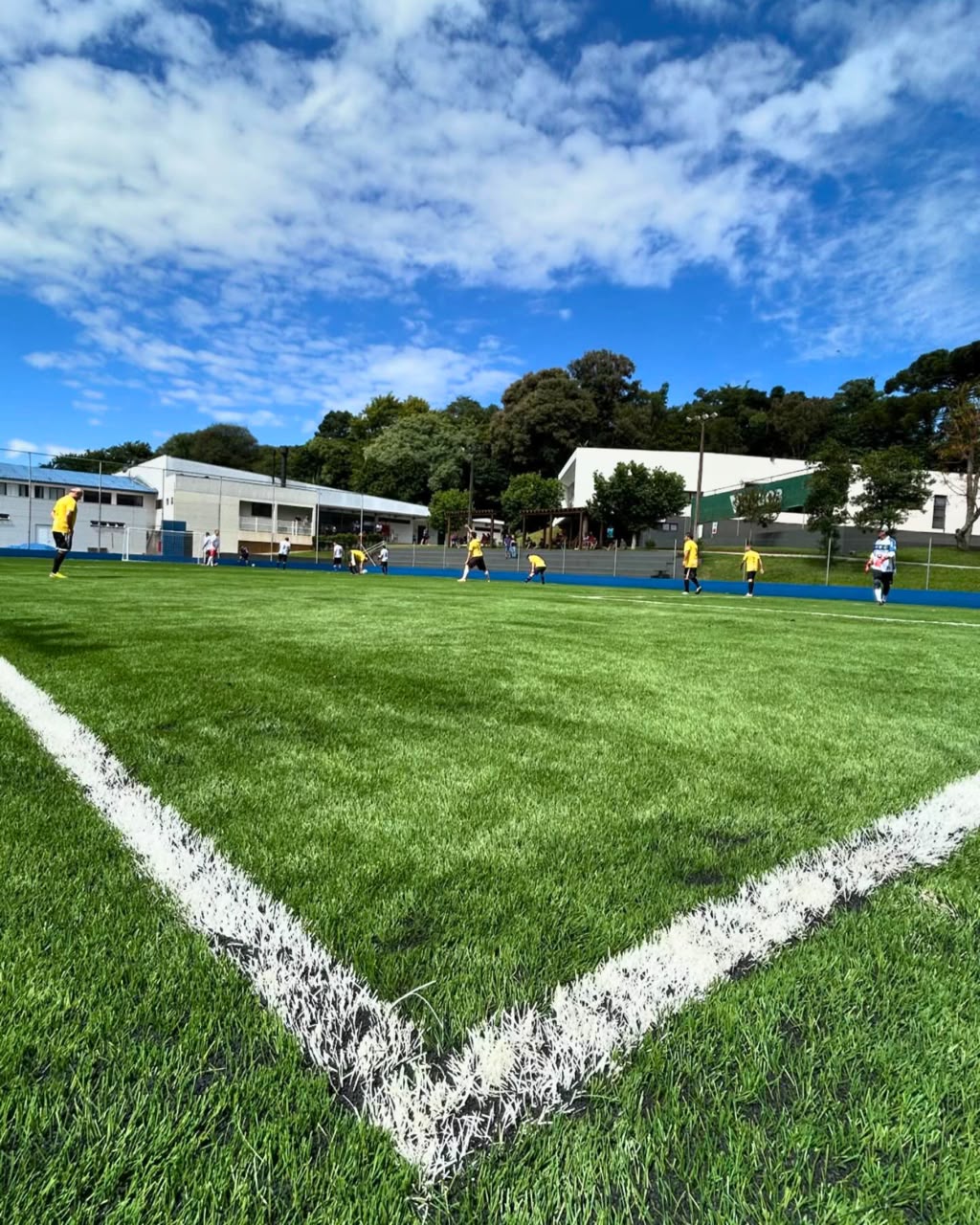 Campo sintético do Grêmio Industrial Patobranquense em dia de jogo