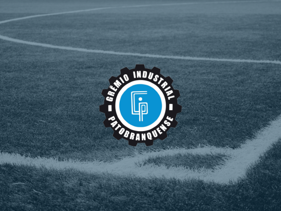 Brasão do Grêmio Industrial Patobranquense sobre o campo sintético do clube