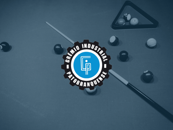 Brasão do Grêmio Industrial Patobranquense sobre a mesa de sinuca do clube