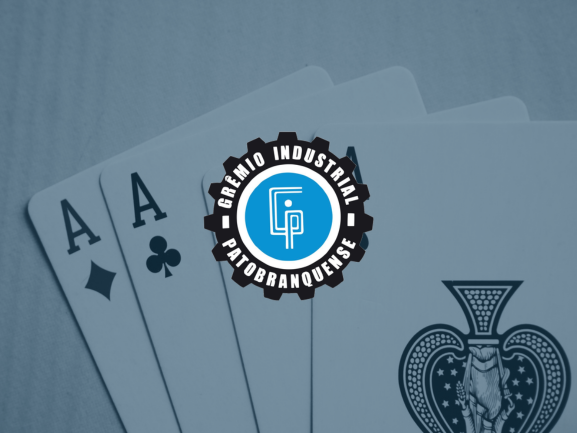Brasão do Grêmio Industrial Patobranquense sobre cartas de baralho em leque